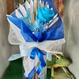 Palma de seco con rosa peservada azul