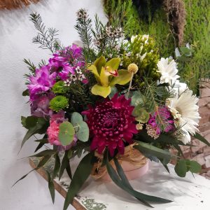 Sombrerera con Flores Naturales
