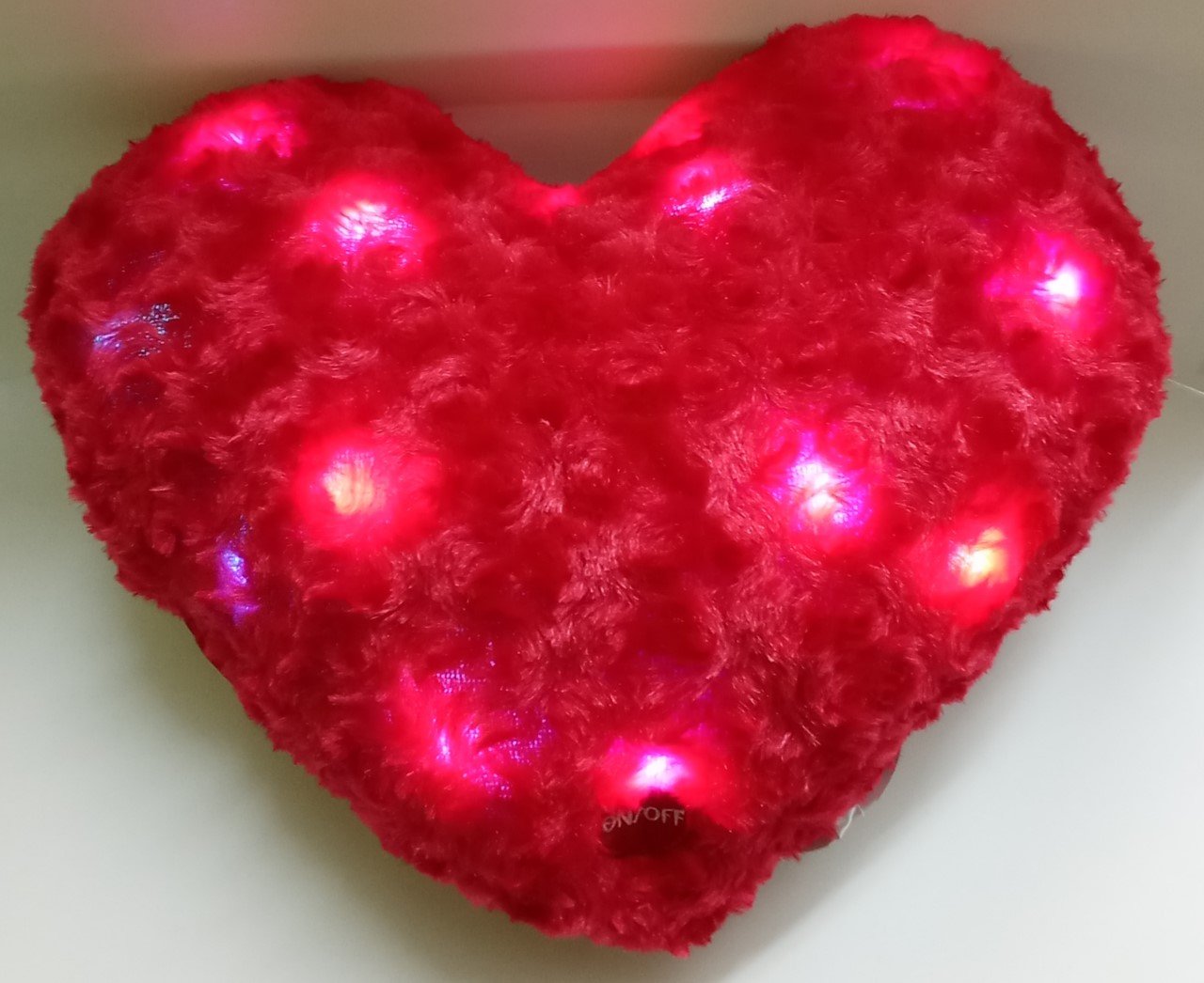 Cojín corazón de peluche con luz - Imagen 2